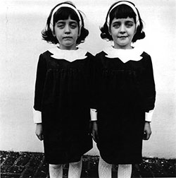 Diane Arbus - Jumelles identiques (Roselle, New Jersey, 1967)